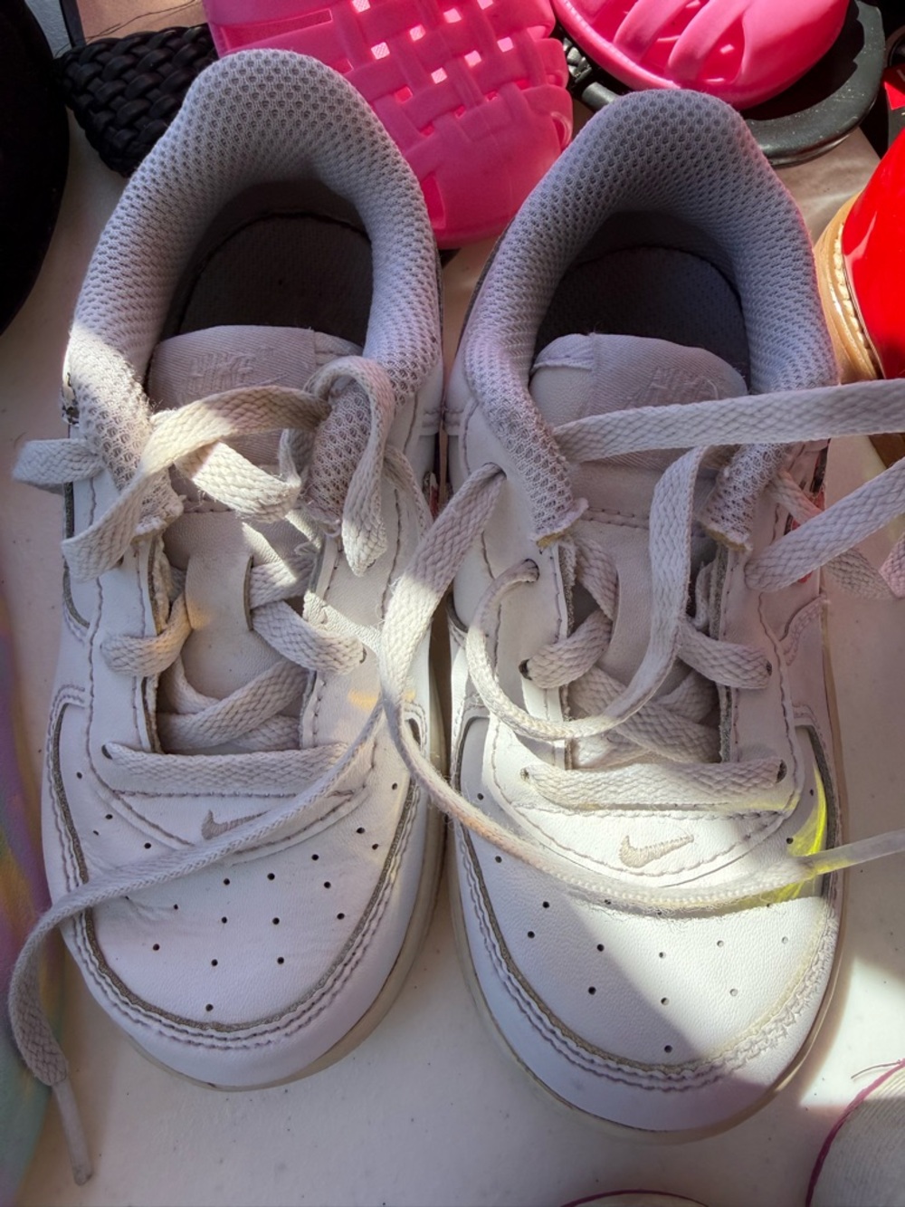 Nike White Kids Low-Top Sneakers with Subtle Yellow Accent